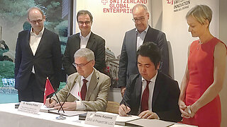Opening of Japan Innovation Park (JIP). Raymond Cron, CEO of Switzerland Innovation; Claudio Mazzucchelli, Head of Swiss Business Hub Japan; Guy Parmelin, Member of the Swiss Federal Council; Rebecca Woywod, Director of ICT Factory LLC Japan; Raniero Pittini, Head of Research of SMTC at SIP BB; Isamu Koyama, CEO of Project136 LLC.